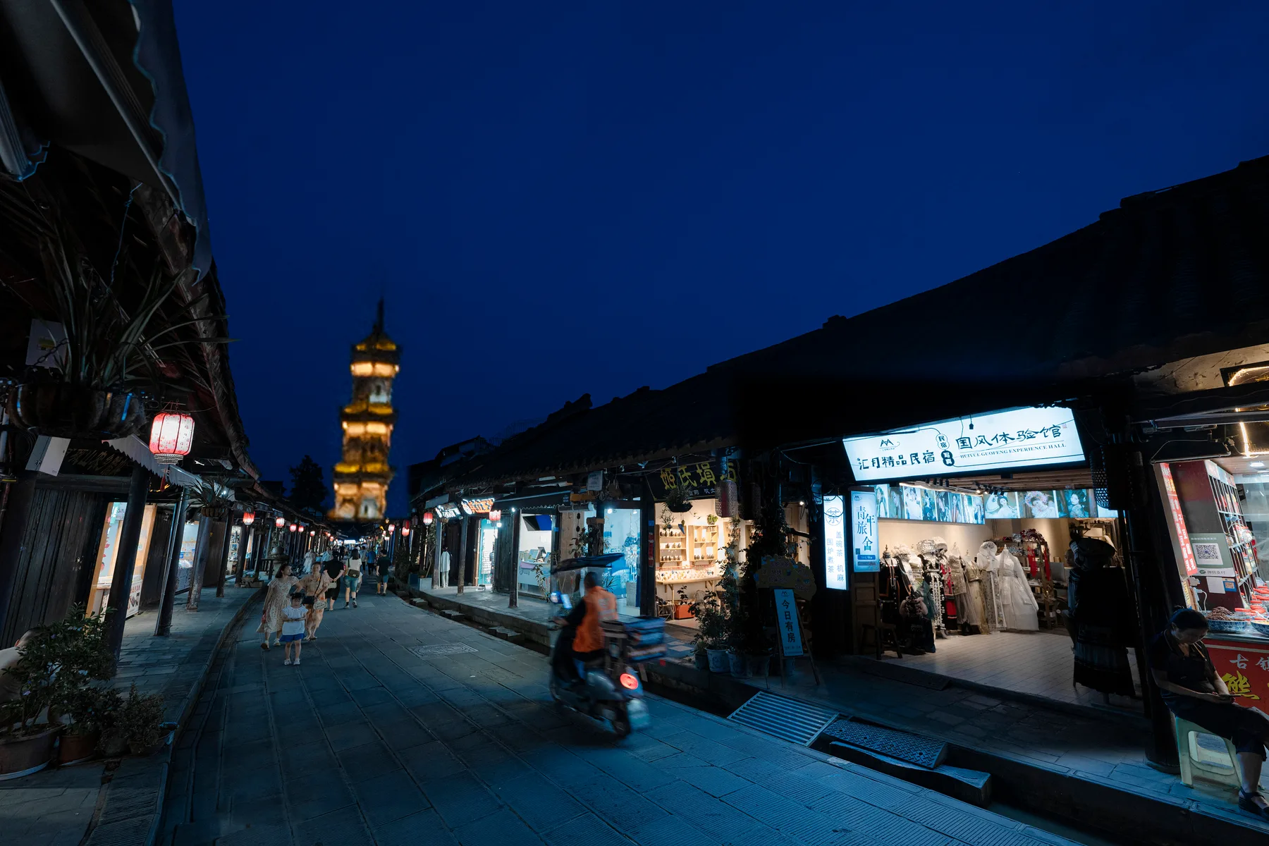 街子古镇夜景与汇月精品民宿周边实景